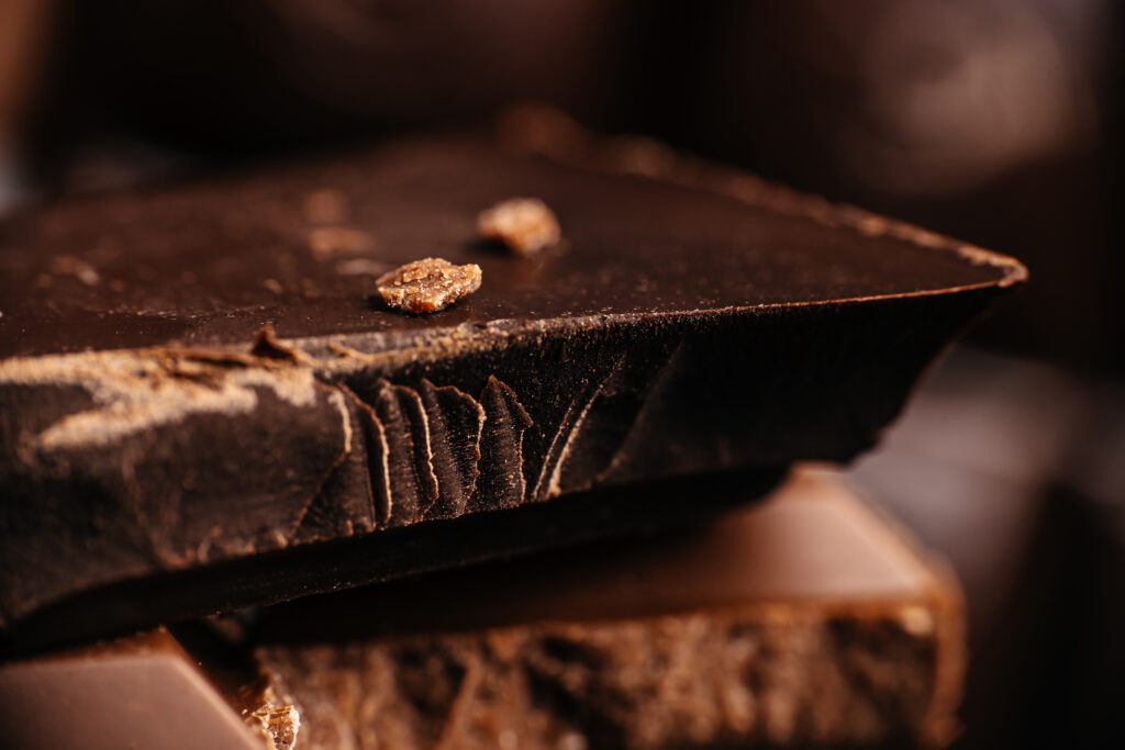 Éclats de chocolat noir macro texture - artisanat Maison Lavoisier Bruxelles